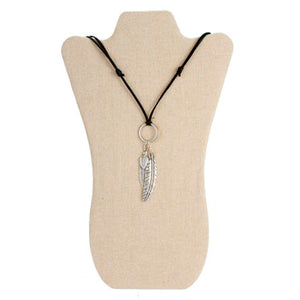 Collar De Cordón Imitación Piel Con Dijes Pluma