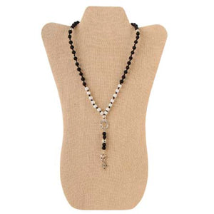 Collar Con Cuentas Redonda Blanco-Negro Y Dijes Plata